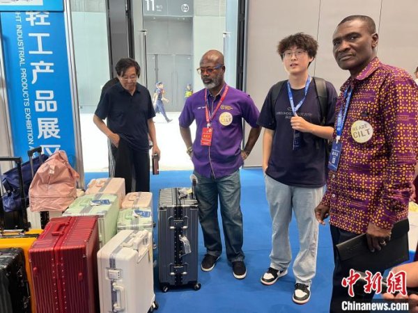 长江云配 2025年廊坊经洽会：小箱包“圈粉”大咖 县域特色产业快速出海